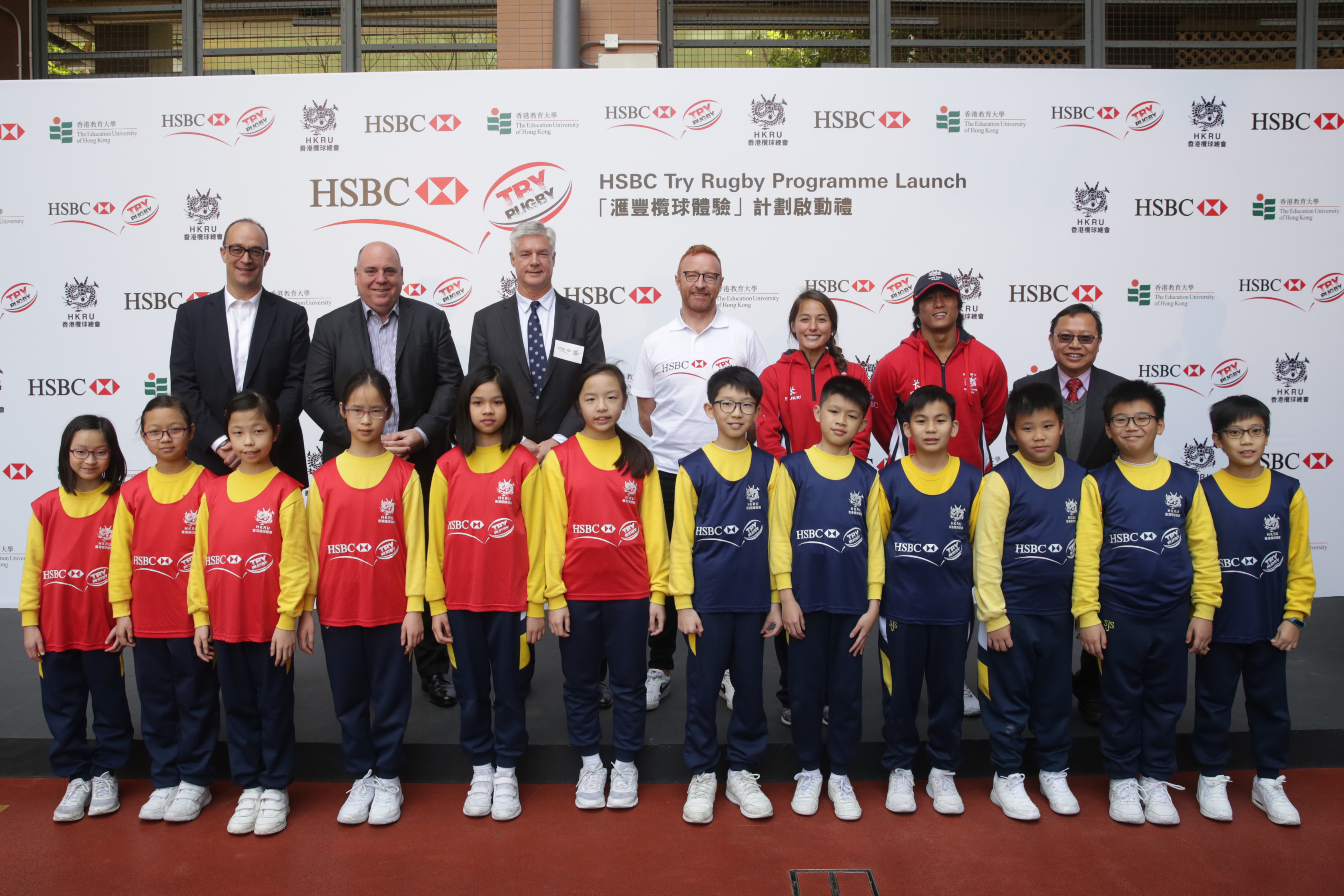 Mr. Ben Ryan, 2016 Olympic Gold Medal winning Rugby Sevens coach  (middle on back row), and Hong Kong Rugby Team members Ms. Lindsay  Varty (third from right, second row) and Mr. Cado Lee Ka-to (second from  right, second row) were special guests. They shared their thoughts on how  rugby can benefit children’s development and how they see the development  of rugby in Hong Kong. 